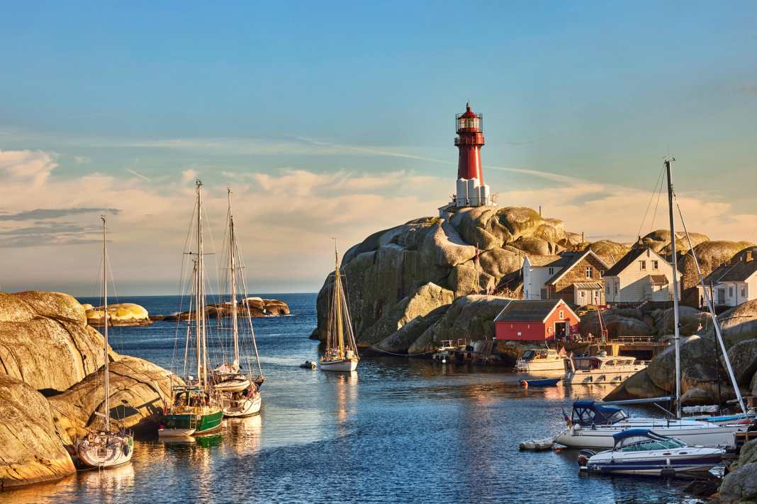 Im Naturhafen der Insel Svenner südwestlich des Oslofjords finden Yachten hinter imposanten Felsen perfekt geschützte Liegeplätze