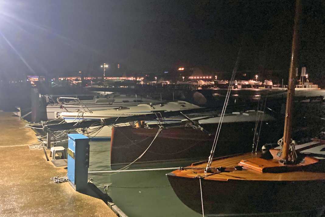 „Rémy“ mit gelegtem Mast in Kiel-Schilksee noch vor dem Sturm. Der benachbarte Klassiker drohte das Schiff stark zu beschädigen