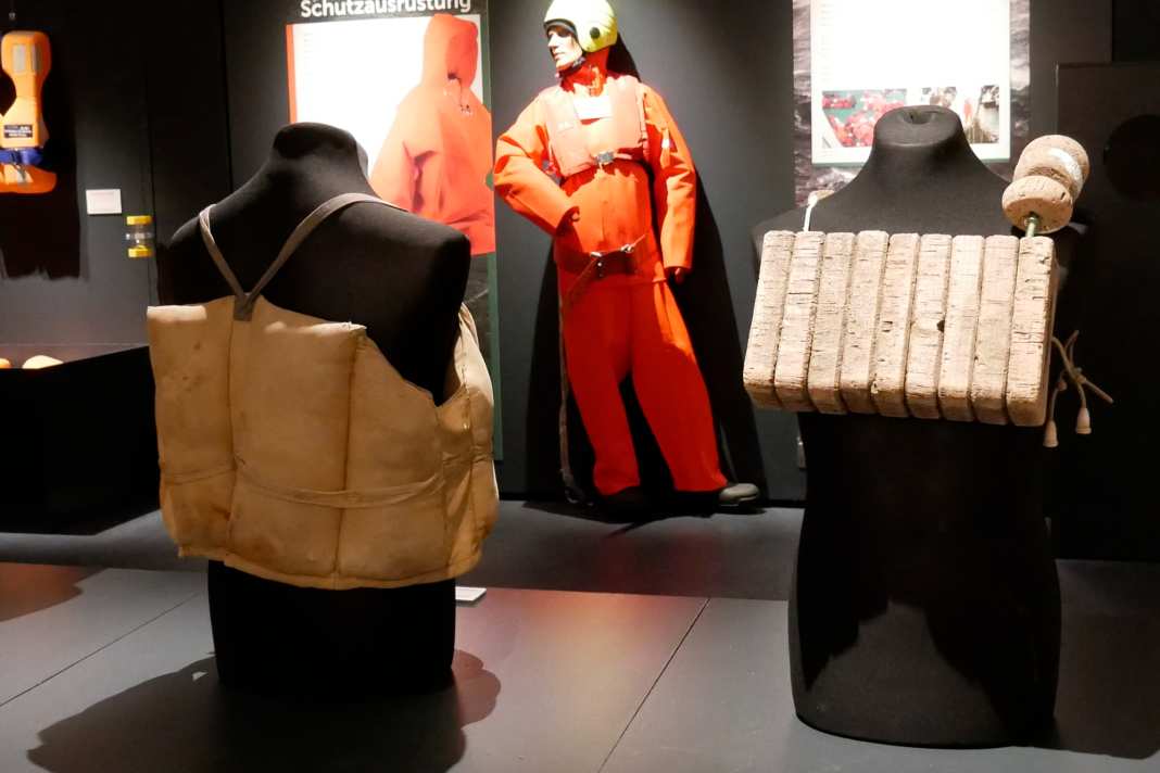 Historic life jackets and numerous exhibits from the history of seafaring can be seen in the "Windstärke 10" museum in Cuxhaven