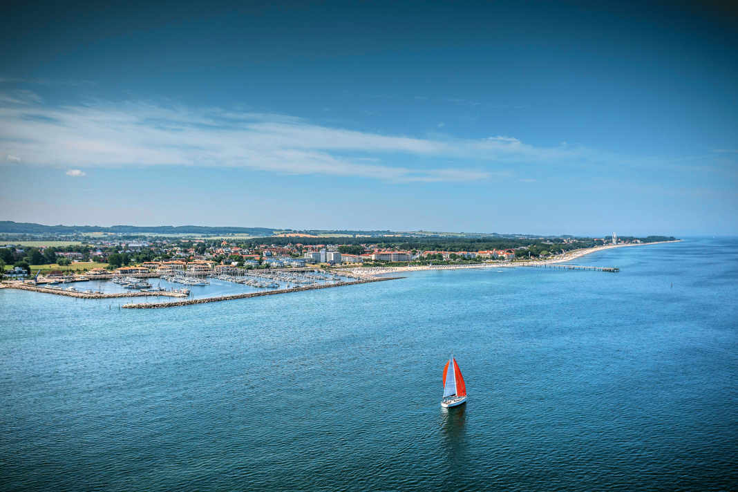 Le Dehler 38 sous gennaker devant la marina de Kühlungsborn, à l'arrière la jetée avec la plage