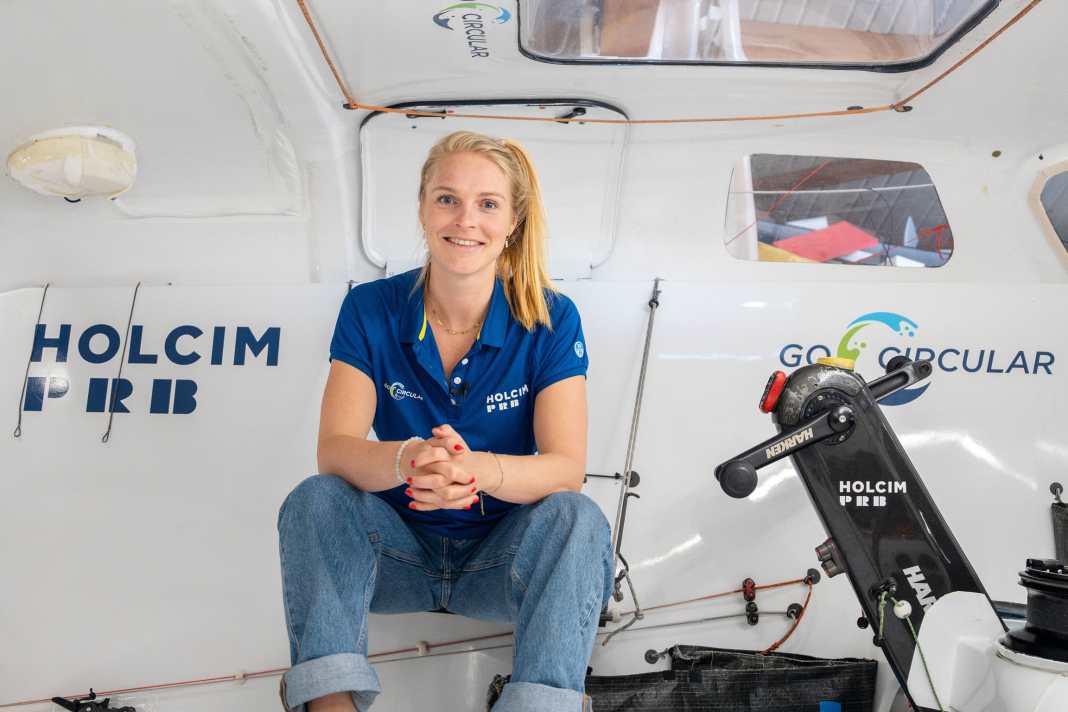 Podcast-Host Rosalin Kuiper an Bord ihres Imocas "Holcim - PRB", mit dem sie kommenden Sommer das Ocean Race Europe bestreiten wird