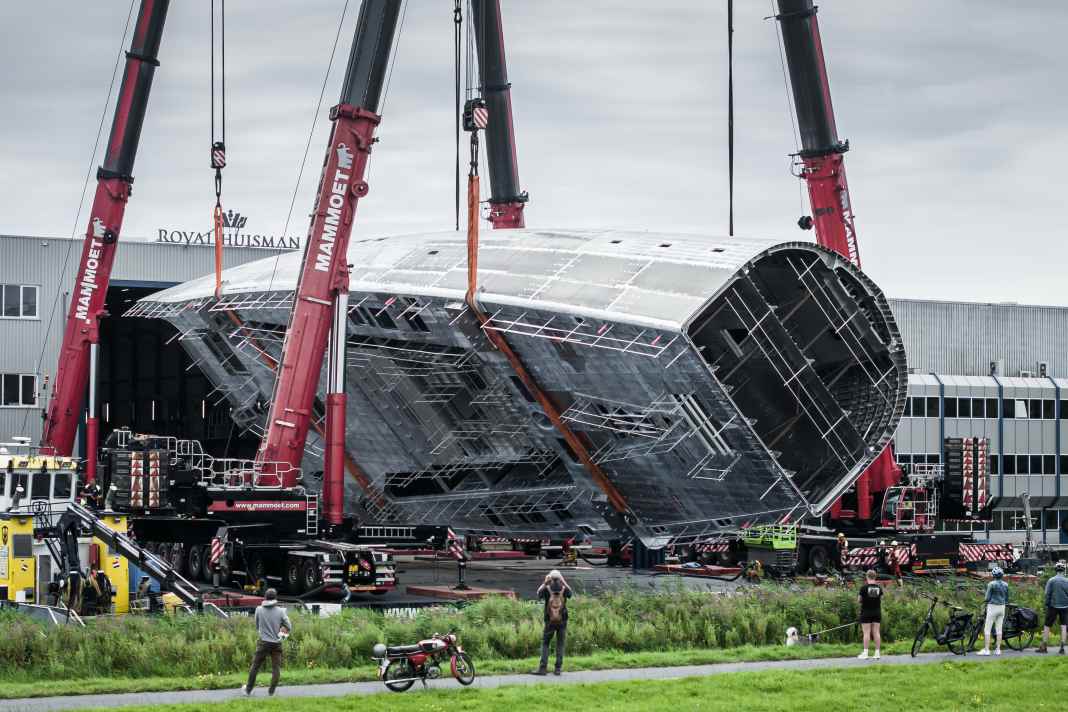 Projet 410 : on voit ici la section principale de 61 mètres de la coque en aluminium de 85 mètres de long. Le tournage devant les portes du hangar Royal Huisman à Vollenhove était du grand cinéma