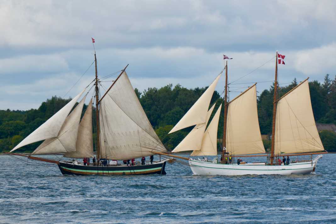 Das älteste Segelschiff Dänemarks - die Yacht "Jensine" aus Haderslev, Baujahr 1852 (links). Dahinter der Schoner "Karoline Svane" aus Svendborg, Baujahr 1885