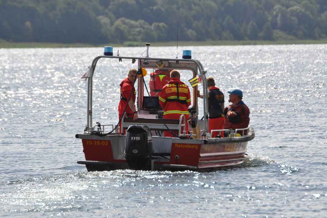 Die Einsatzkräfte der DLRG Ratzeburg bei der Suche nach dem vermissten Segler