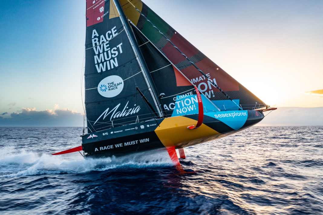 In riesigen Lettern prangt Team Malizias Motto auf dem Großsegel der "Malizia – Seaexplorer"