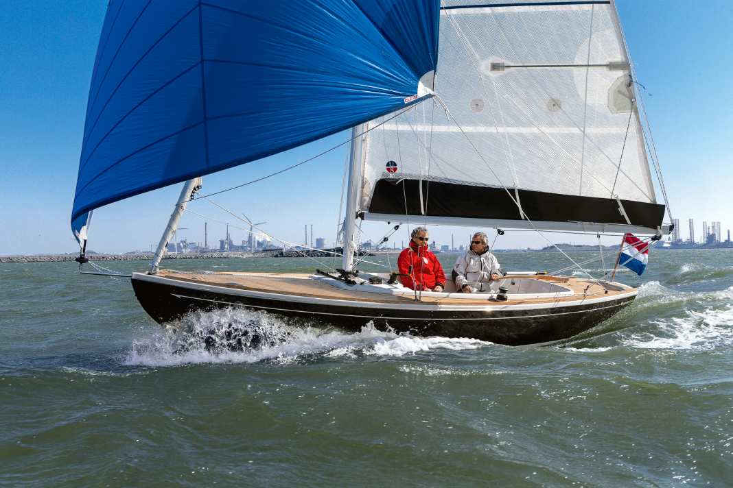 Bella: colpisce la pronunciata prua a cucchiaio dello scafo già invecchiato. La coperta con la vasca del pozzetto, invece, è nuova.