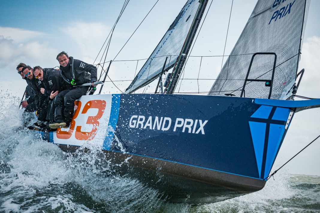 The hull of the SE 33 GP is the same as that of the Weekender SE 33 Life. The keel and rudder also remain unchanged