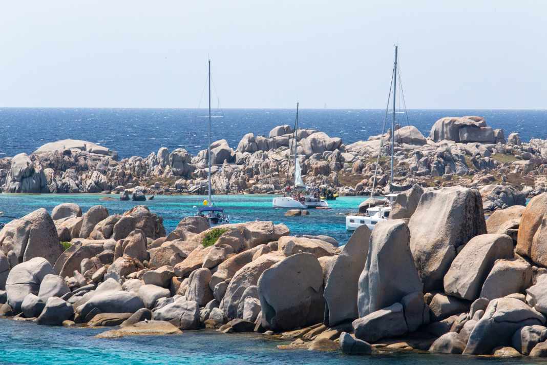 Mouillage dans la crique rocheuse de Cala Lazarina sur le côté ouest de Lavezzi.