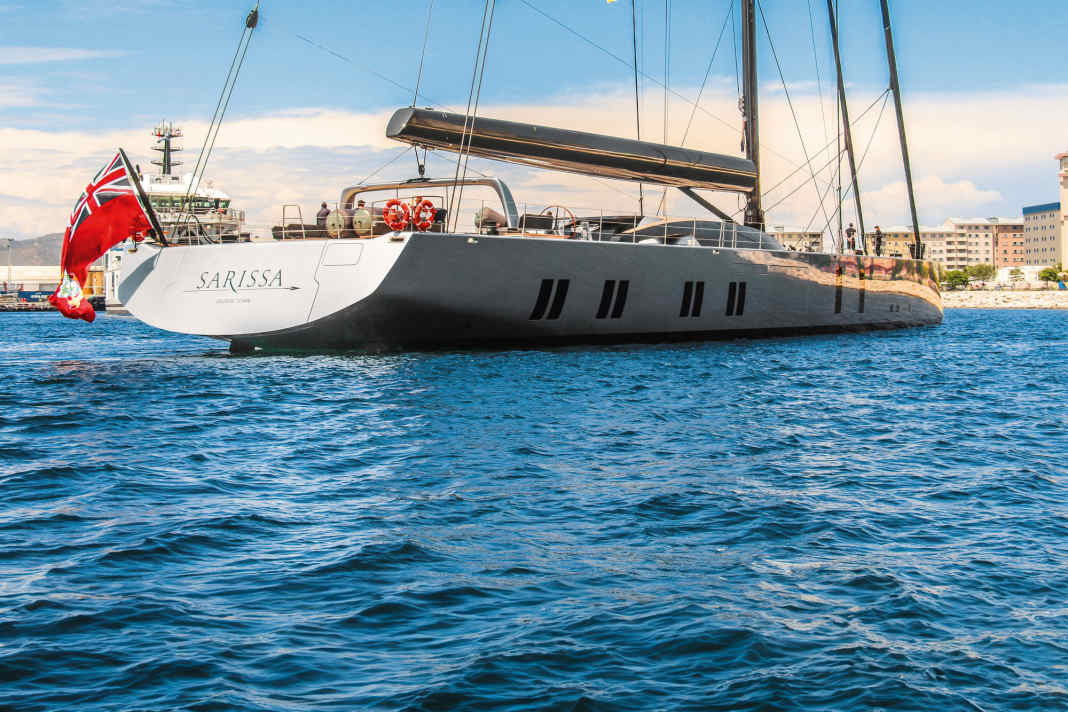 25. Sarissa: Lange bekannt als „Projekt 404“ hat sich der Vorhang zu „Sarissa“ weiter gelüftet. Das knapp 60 Meter lange Royal-Huisman-Projekt punktet mit einem aalglatten, grau lackierten Alu-Rumpf mit Wavepiercer-Bug, dazu kommt ein ultraflacher Aufbau und ein sehr aufgeräumtes Deck. Für den Vortrieb sorgt ein Rigg-Paket von Southern Spars mit kaptiven Rondal-Winschen. Konstrukteur Malcolm McKeon hatte für die Slup reichlich Regattasiege im Visier, auf seiner Liste standen daher ein Liftkiel sowie einfahrbare Antriebe. Rein optisch fallen besonders die Rumpffenster auf, die rechteckig und lang gezogen an die bodentiefen Fenster moderner Neubauten erinnern. So fällt reichlich Tageslicht in das Interieur von Guillaume Rolland. Der Designer ist nach dem Tod des Gründers ein führender  Kreativkopf im Studio Liaigre.