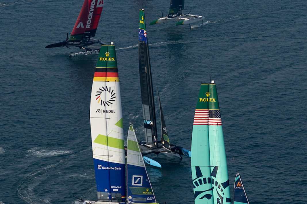 Das deutsche Team beim Training für den Emirates Dubai Sail Grand Prix.