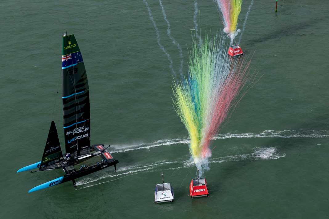 Fuochi d'artificio dei pirotecnici per i vincitori di Portsmouth dalla Nuova Zelanda.