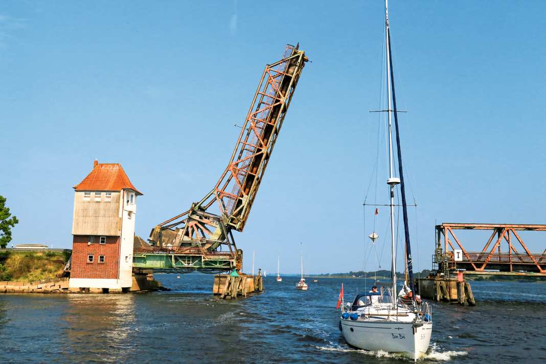 Blick auf die geöffnete Lindaunisbrücke