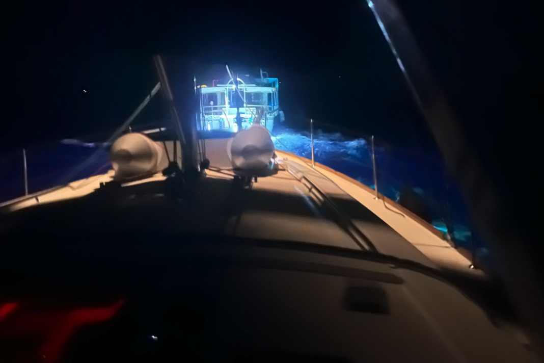 Le yacht de location est remorqué