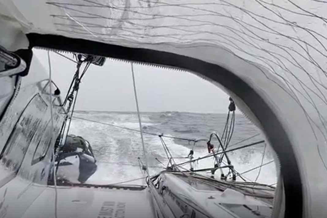 Mit bis zu 32 Knoten über den trist-grauenNordatlantik. Boris Herrmann gestern beim Zielsprint mit seiner "Malizia -  Seaexporer"