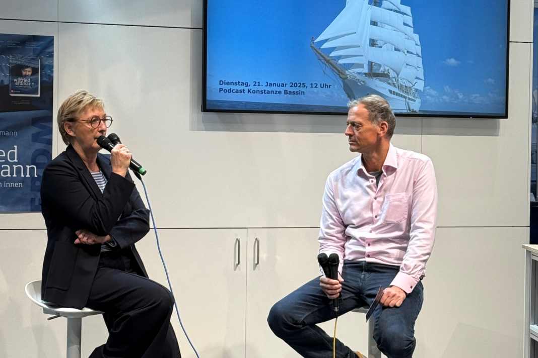 Konstanze Bassin von Sea Cloud Cruises im Gespräch mit Podcast-Host Timm Kruse auf der Bühne des Delius Klasing Verlags