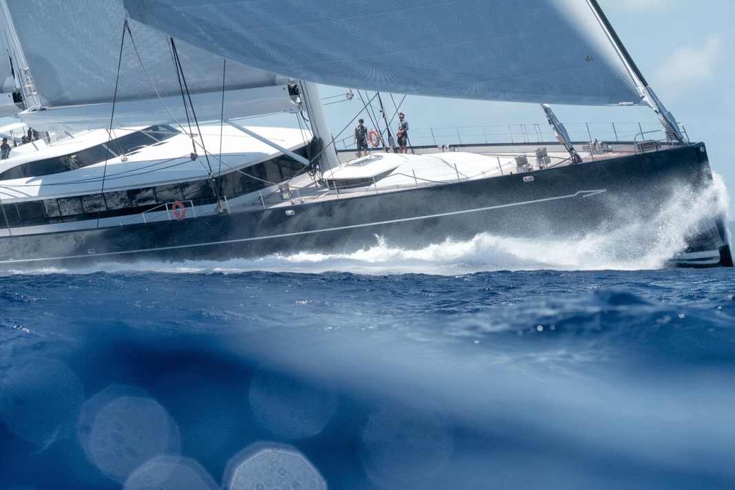 La super goletta: l'attrezzatura Rondal presenta fino a 3.500 metri quadrati di tela di Doyle Sails, che controlla 34 winch Rondal, i più robusti dei quali tirano carichi fino a 18 tonnellate. La velocità della barca supera i 20 nodi anche in condizioni di vento moderato.