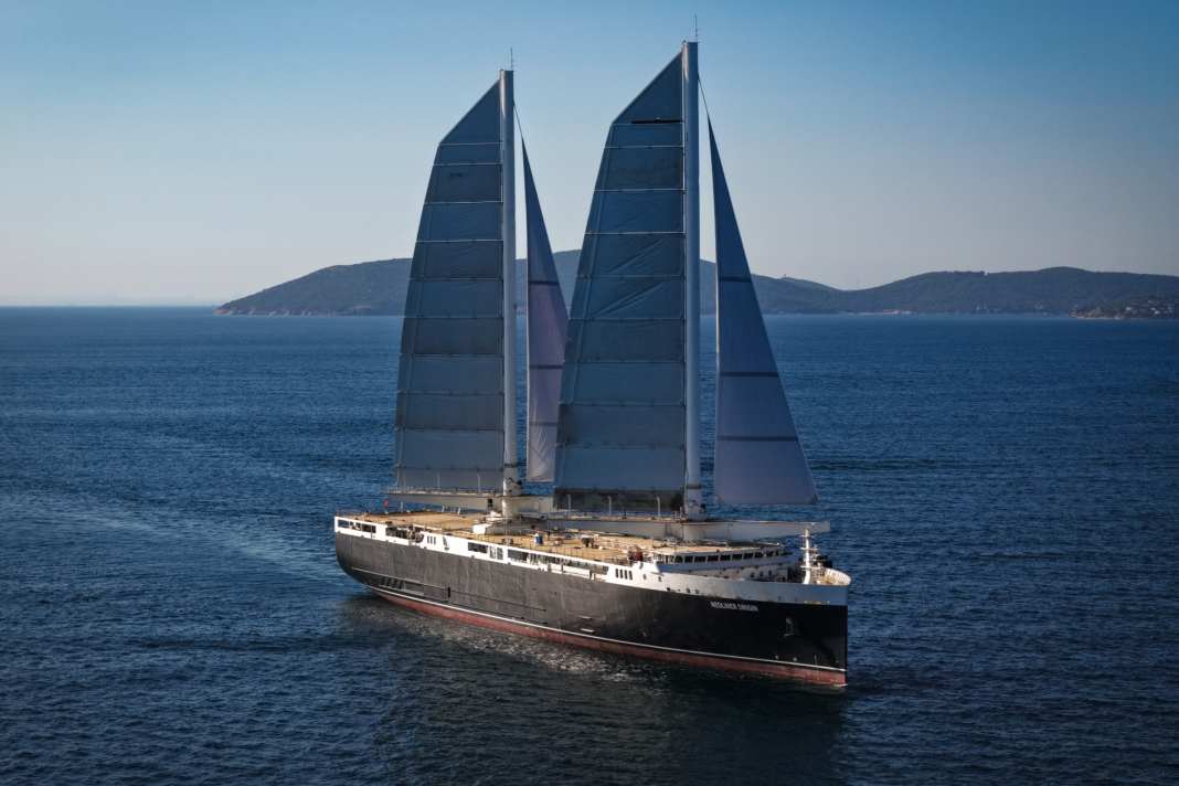 Le "Neoliner Origin" lors de ses premières navigations sous voile : Le voilier de croisière dispose de deux grandes voiles, de 1050 mètres carrés chacune, et de deux focs, de 450 mètres carrés chacun.
