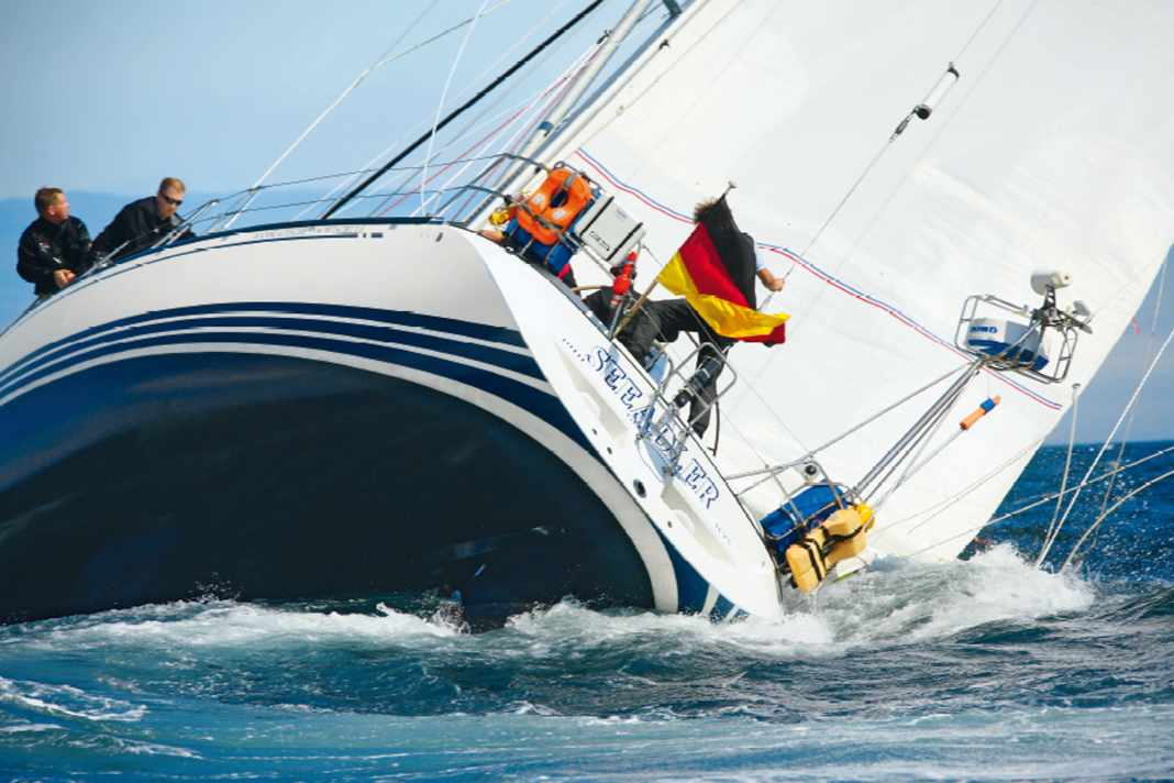 A lot of heeling, a wide hull, a levered rudder: This creates uncontrollable windward yaw and a nice sun shot