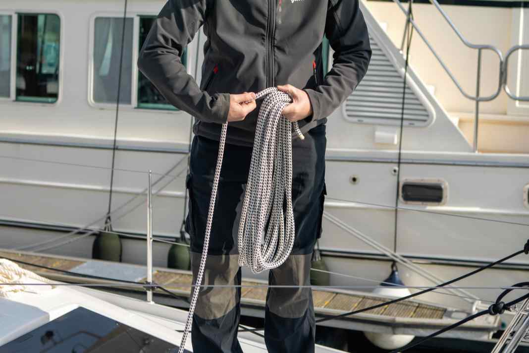 La baia appena posizionata viene fatta ruotare di mezzo giro verso l'esterno, lontano dal corpo, prima di essere afferrata e fissata con la mano di sostegno.