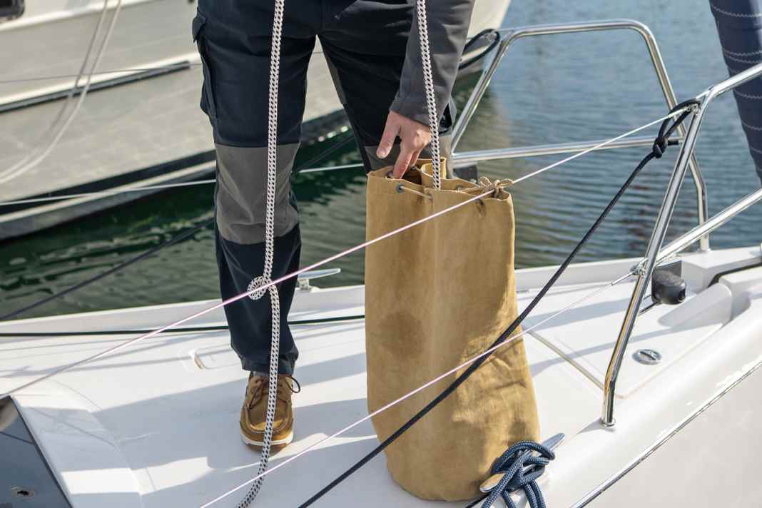 A sail bag or bailer is ideal for stowing lines such as the anchor cable. Sacks or halyard bags can hold the halyards at the companionway