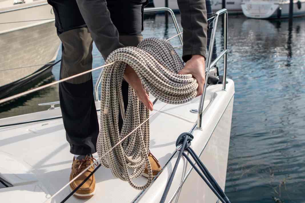 Lay the shot coil over the railing. There is a little too much rope for this method. Another advantage: as there is a lot of rope at the end, it does not drag on deck if large bays have been laid