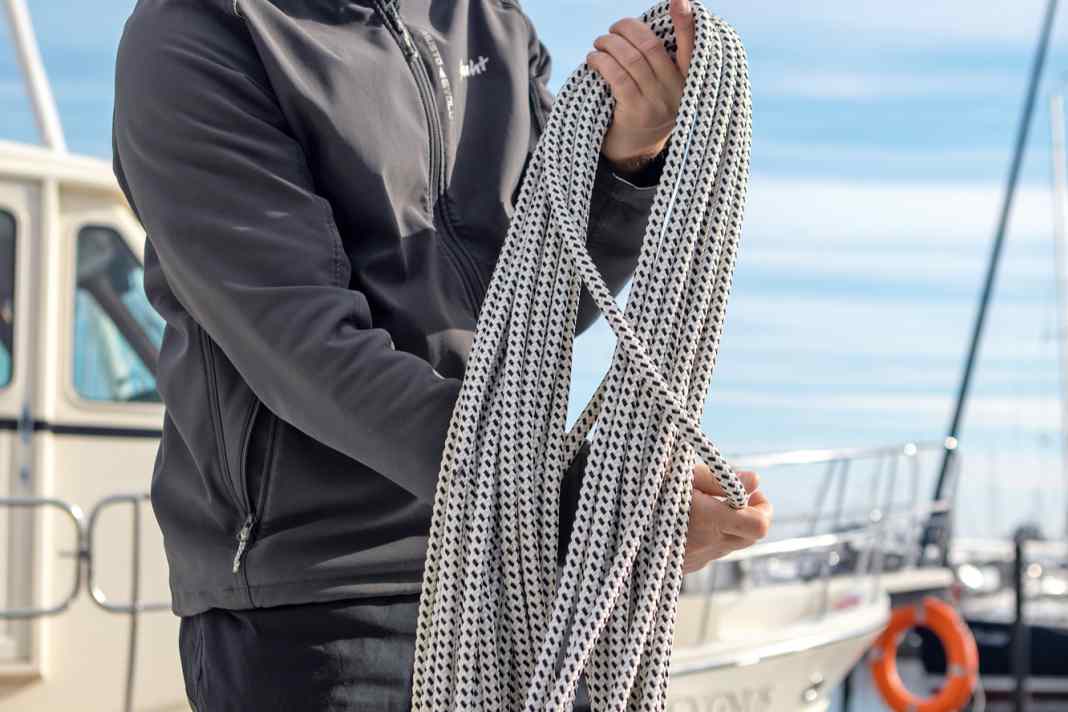 Keep about two bay lengths of the loose part and run it around the waistband from bottom to top