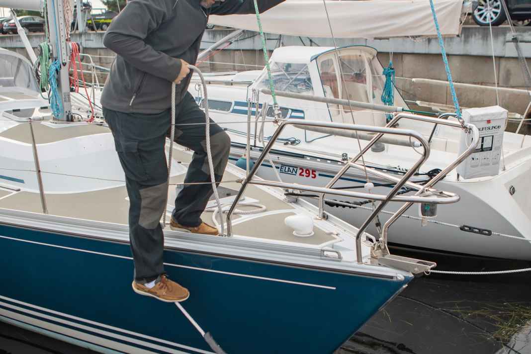 Ist man allein an Bord, kann die Yacht so näher an den Steg gebracht werden