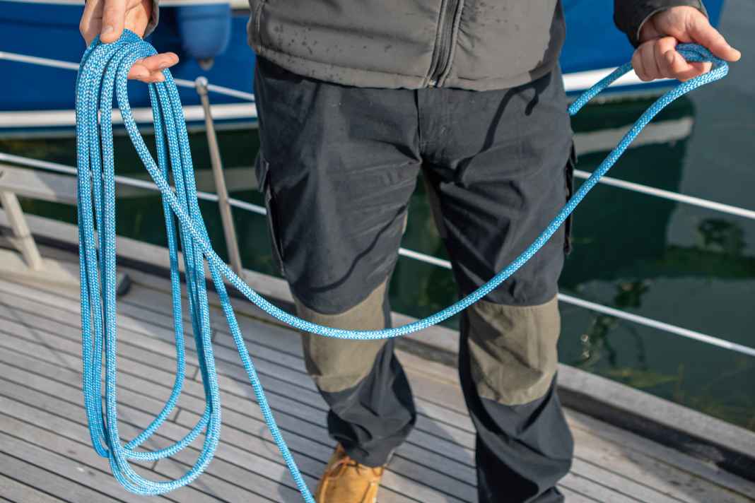 Fissare la parte fissa alla galloccia, prendere in mano la parte libera o fissarla a bordo. Lasciare cadere a bordo un po' di lenza sciolta. Poi tirare la lenza su per qualche baia con la mano di lancio.