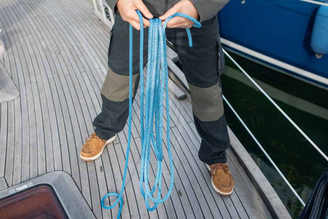 Start by shooting a few bays of the throwing line and then take an equal number in each hand. Secure the loose part in one hand and the fixed part on board
