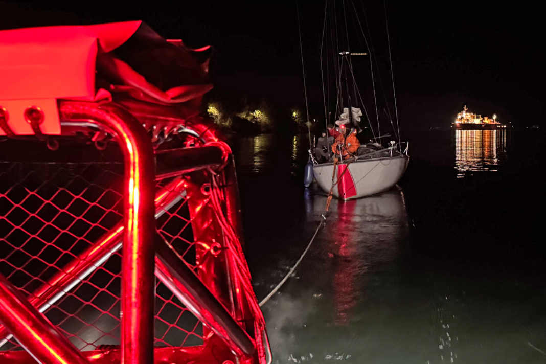 Die Seenotretter aus Schilksee schleppen am späten Samstagabend einen vermisst geglaubten Segler zurück in den Hafen.