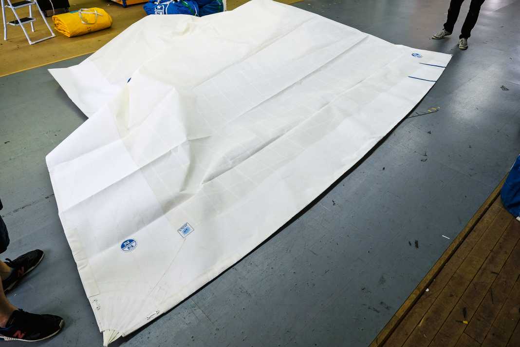 En partant de la ralingue inférieure bien tendue, ouvrir le génois dans des baies. Penser auparavant aux lattes et aux bandes de ralingue