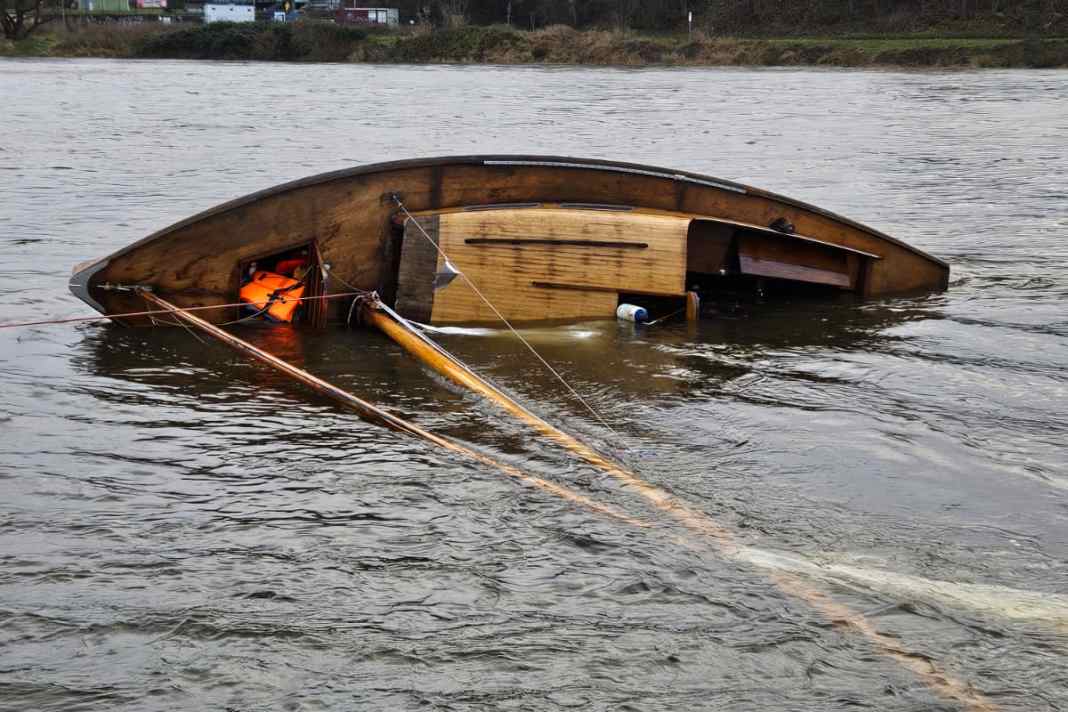 Mit diesem Jollenkreuzer waren zwei Segler am 21. Dezember vorigen Jahres auf der Elbe bei Dresden gekentert. Einer konnte gerettet werden