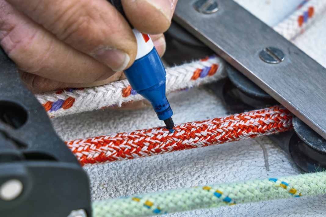 Marks on the traps serve to control the tension and as a maximum limit