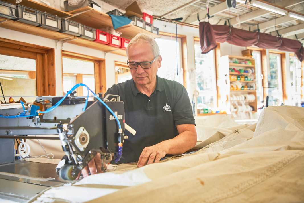 Handarbeit mit der Nähmaschine: Gewebetücher werden klassischerweise so hergestellt und auch repariert