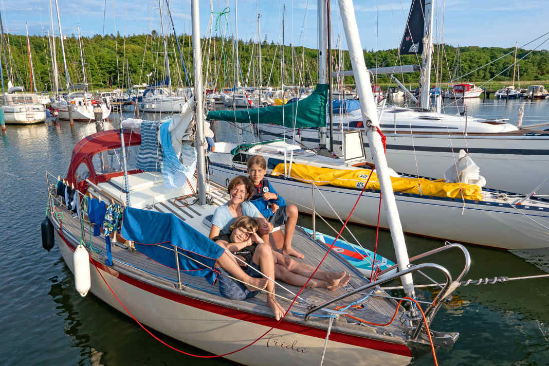 Die Crew der „Frida“: Betty Pabst mit Hans und Ede. Nach der Trennung von ihrem Mann geht die Mutter weiterhin mit den Jungs aufs Wasser
