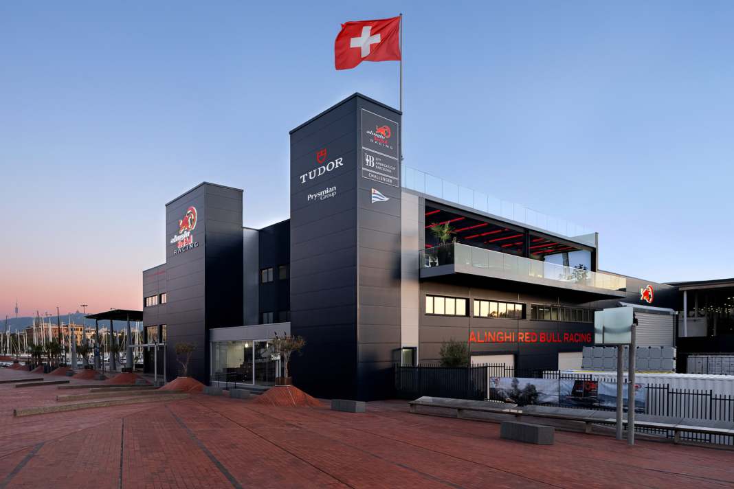 Der Haupteingang des Schweizer Basiscamps in der spanischen America's-Cup-Metropole Barcelona