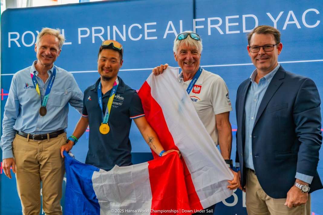 Jens Kroker (all'estrema sinistra) è felice alla cerimonia di premiazione. Lui e il secondo classificato polacco incorniciano il nuovo campione del mondo francese Gauthier Bril. | Mondiali Hansa/Alex Dare