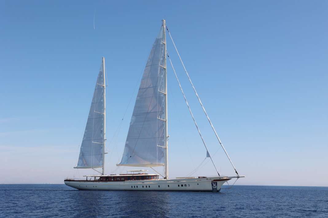 Simena" carries 1423 square metres of cloth on the wind. The superstructures are made of aluminium.