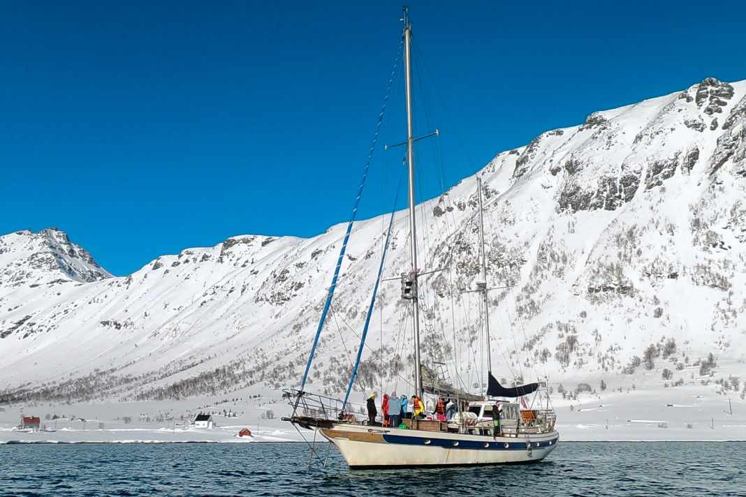 Mit der „Duen III“ gelangen die skifahrenden Segler zu überwiegend unberührten Hängen