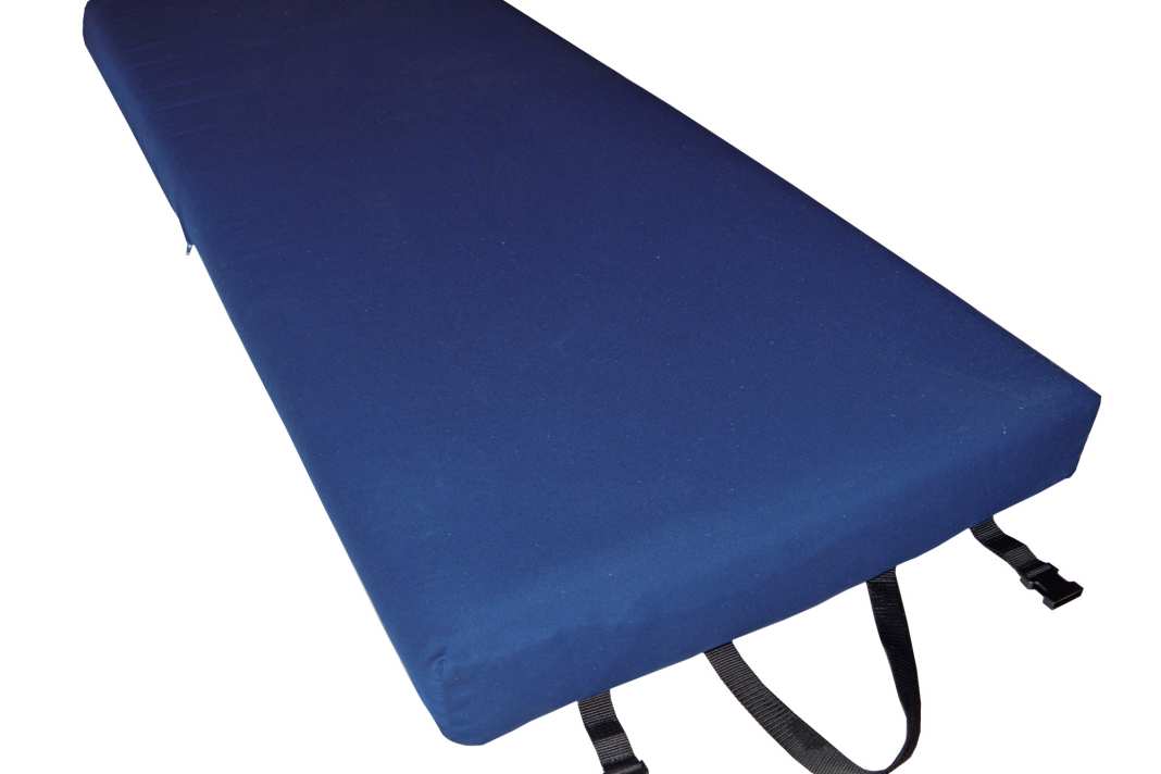 1er prix : avec le matelas pour skipper, MM Matratzen Manufaktur décerne le premier prix et fournit en outre le support parfait pour les nuits sur le pont ou dans le cockpit. Le matelas d'extérieur de 8,5 kilos dispose d'une face supérieure en tissu Solarcryl résistant à l'eau salée et aux UV, la face inférieure est imperméable et antidérapante.  Valeur : 400,00 euros.  Informations sur flexima.com