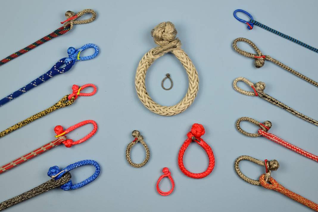 Soft shackles in all shapes, colours and sizes - this picture gallery explains how to make the required diamond knot
