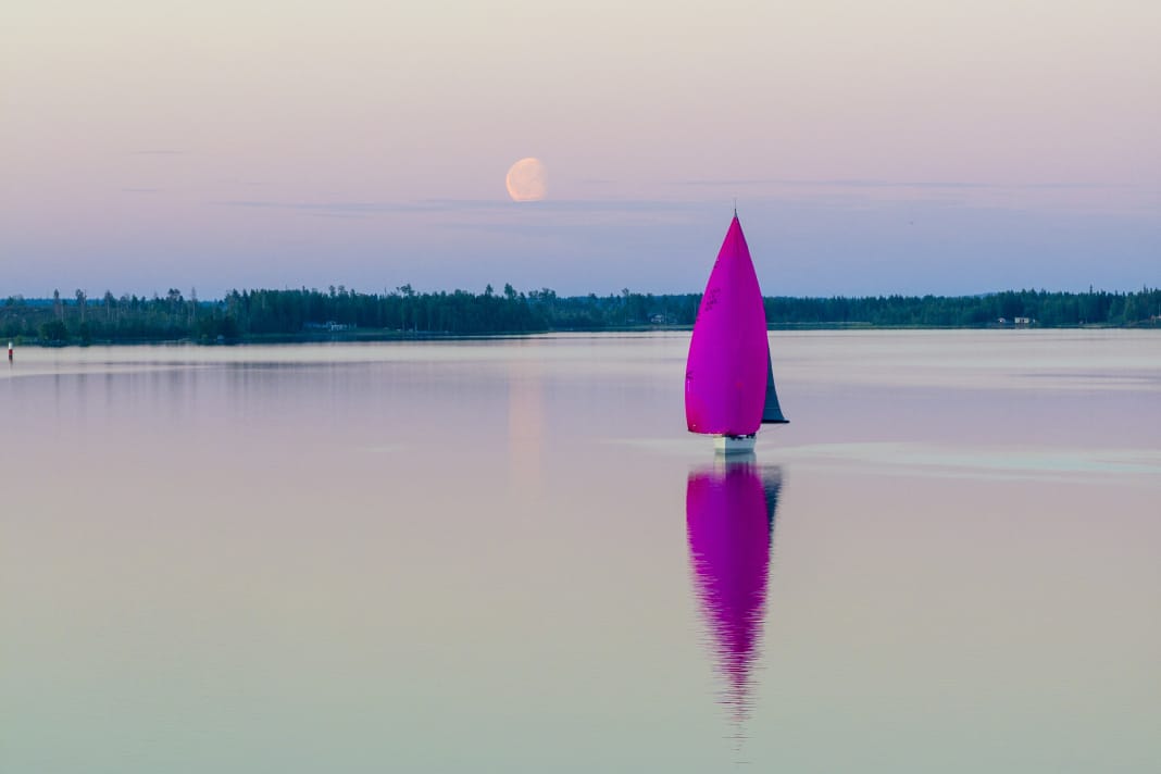 The X-55 "Luft" approaches the yellow buoy in Töre at midsummer night