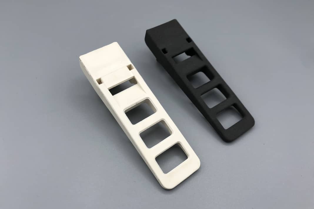 Aus alt mach neu: Links der abgenutzte Lattenspanner, rechts das neue Teil.