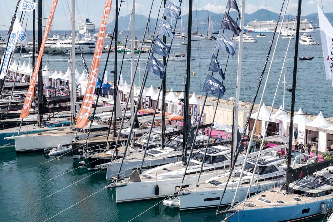 Programma completo. A Port Canto sono stati esposti yacht e catamarani a vela.