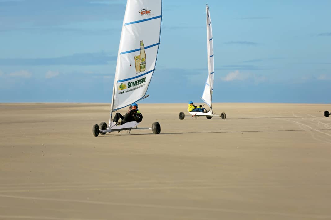 Mit Highspeed über den Strand, das ist wie  Kart-Fahren unter Segeln: Strandsegler vor St. Peter-Ording