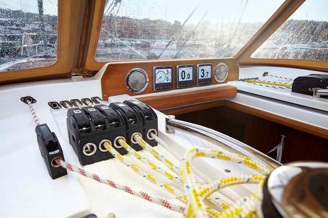 Displays: All data at a glance? Check wind speed, water depth, boat speed and electronic nautical charts with all functions