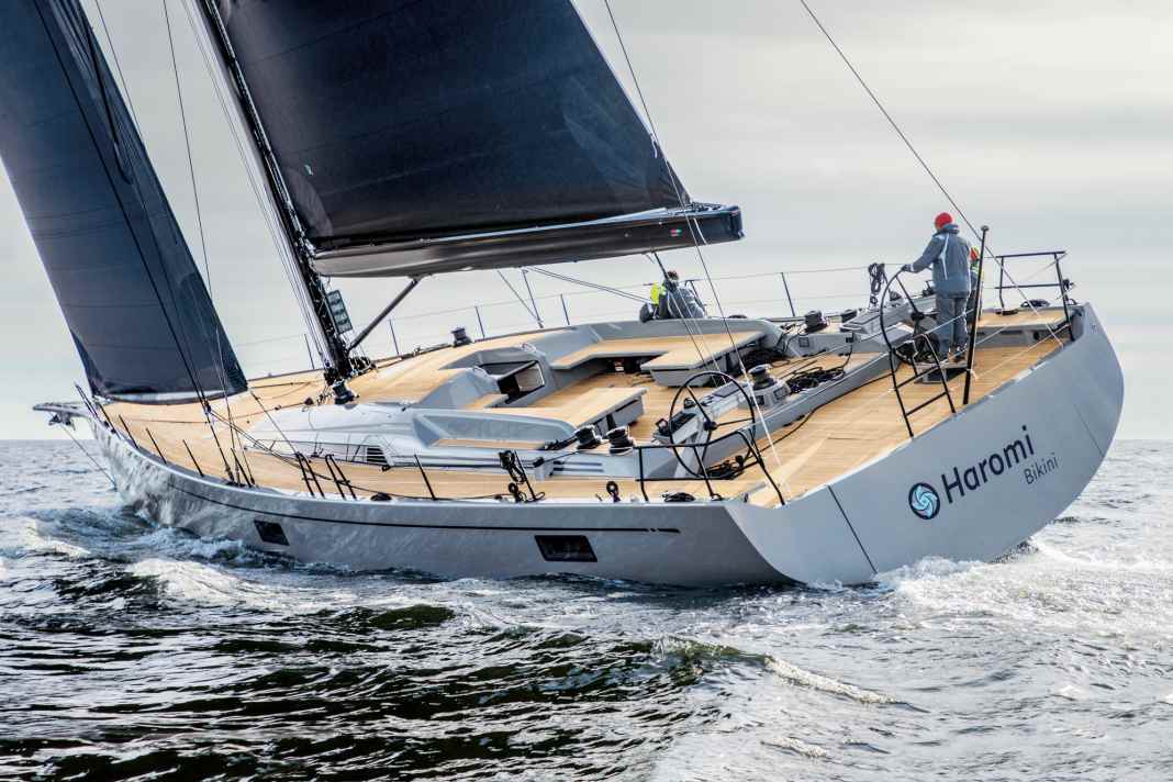 Stealth-Optik: Park-Avenue-Baum und die Sitzflächen auf dem Süll schlagen in die gleiche Kerbe. Die erste Swan 78 markiert den Linienumbau hin zu Flushdeckern mit Doppelruder und Bugspriet