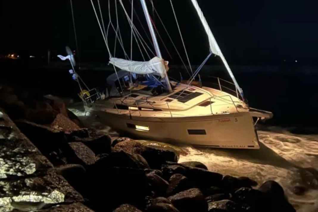 L'Oceanis viene schiacciato sul molo