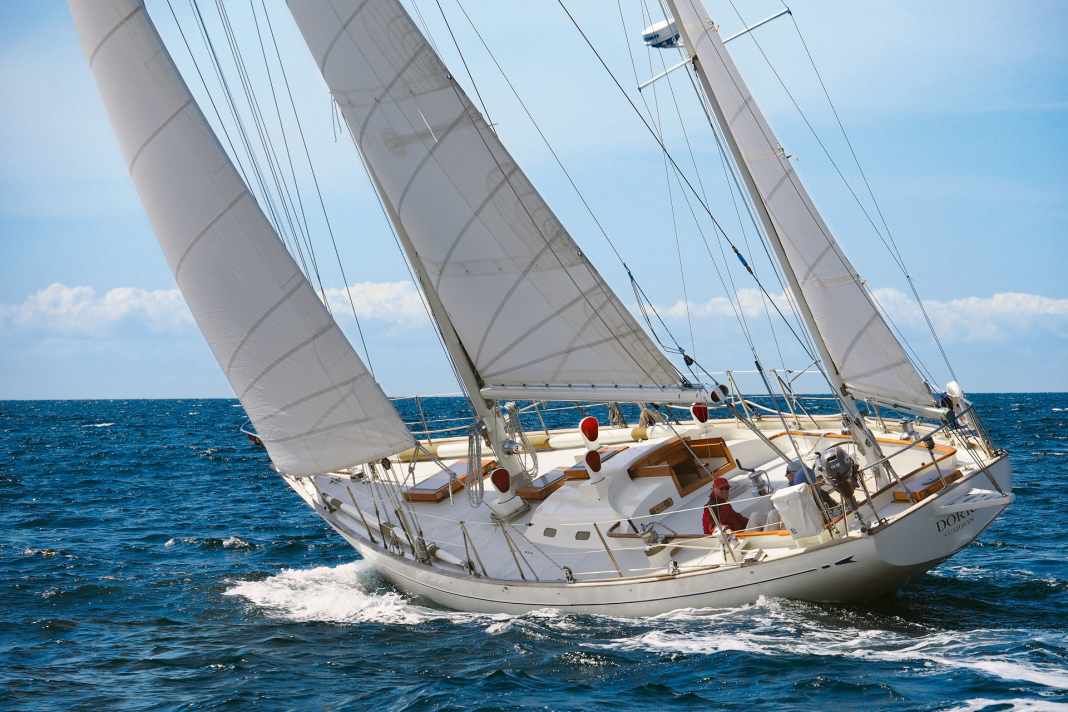 Le yacht de 16,50 mètres de long est gréé en yawl et présente des lignes traditionnelles