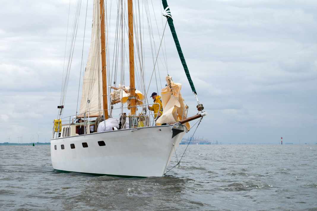 Le propriétaire a construit le gréement de la goélette en bois, il est assorti à la proue à clipper. La coque haute et le rouf plat semblent indestructibles et résistants à la mer.